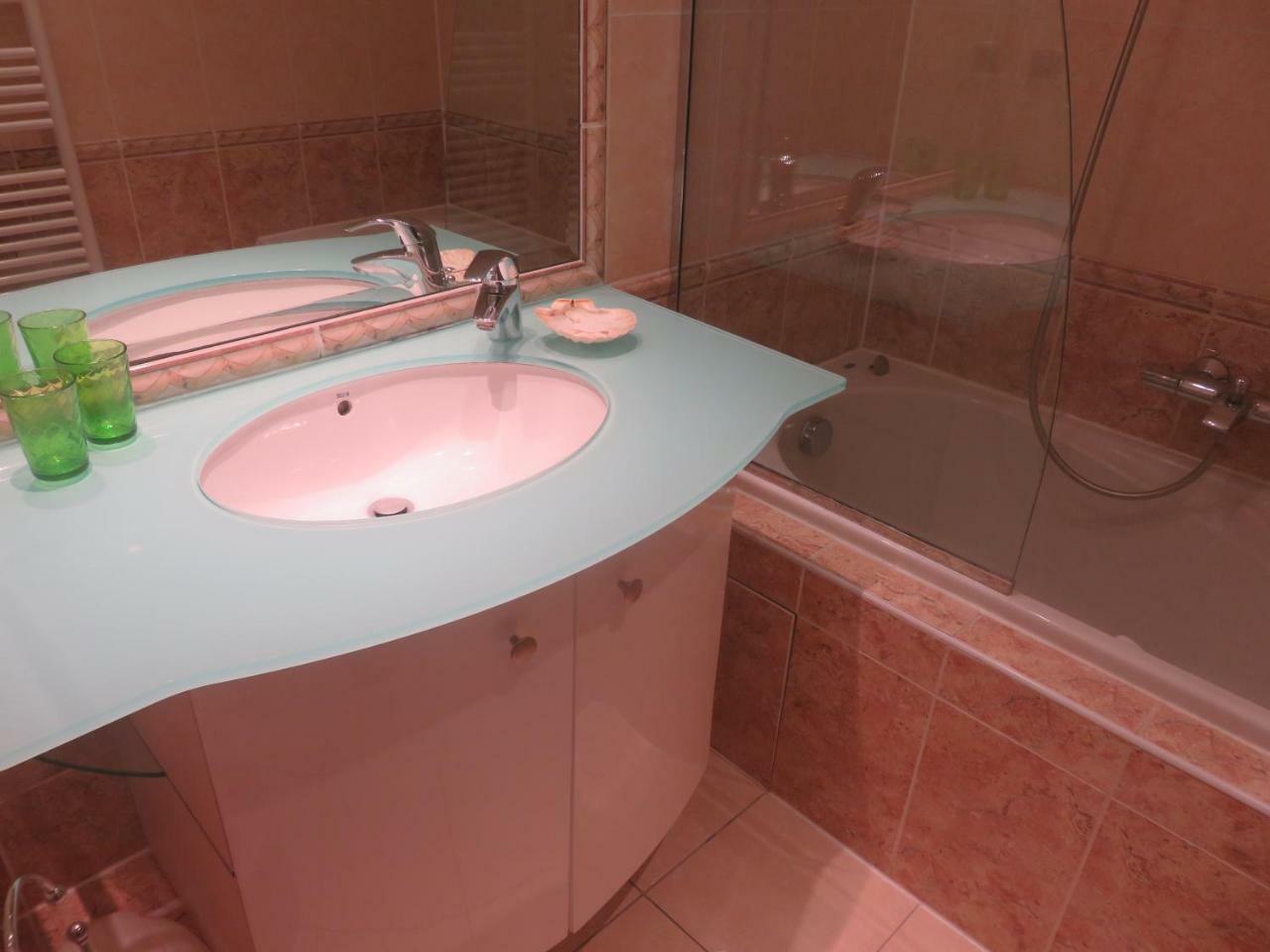 Stunning 2 Bed, 2 Bath Apt On The Cannes Sea Front Has Swimming Pool And Is A Secure Modern Building 464 외부 사진